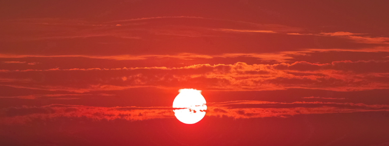 東の空を赤く染めて昇る太陽